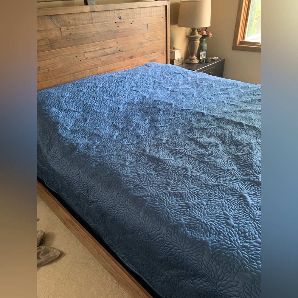 Beautiful DKNY navy quilt - king